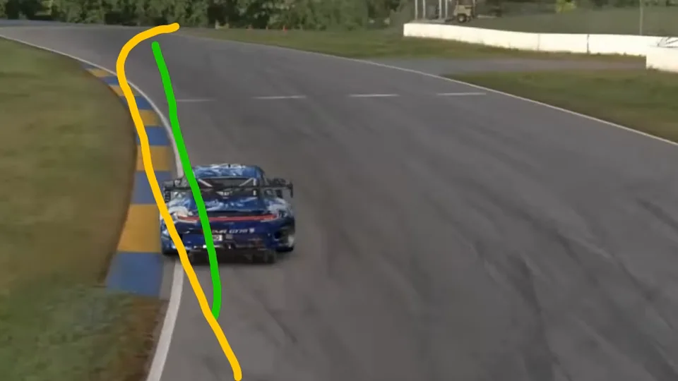 一辆 GT3 赛车行经上坡弯道，回放画面上画了两条线：绿线是车子实际的路线，黄线是教练建议的路线。