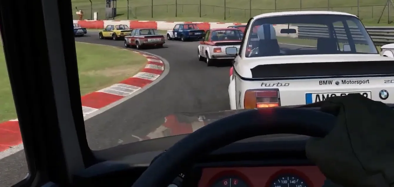 在 Automobilista 2 裡，一群 1970 年代房車在有路肩的彎道中纏鬥，這是「最佳模擬賽車遊戲」問題的一個答案。