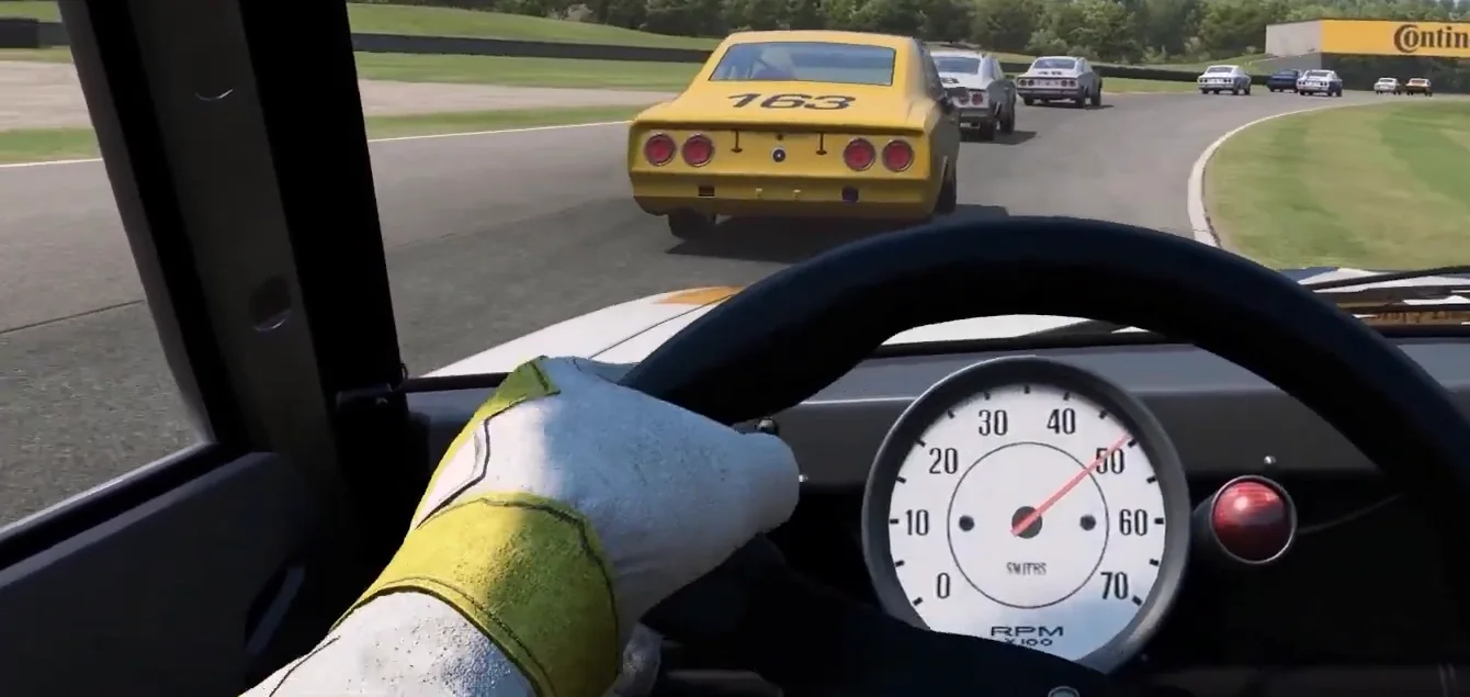 在 Automobilista 2 裡追著一台黃色經典賽車和一排車進入右彎，這是這篇最佳模擬賽車遊戲教學中的其中一款模擬器。