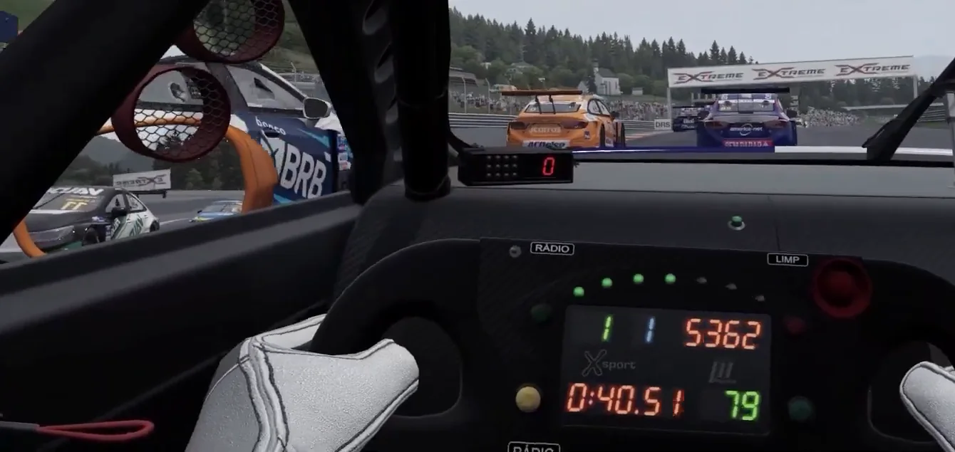 Automobilista 2 的 Stock Car 座艙，數位儀表與換檔燈，和這篇最佳模擬賽車遊戲教學裡其他地方的類比式經典車完全不同。