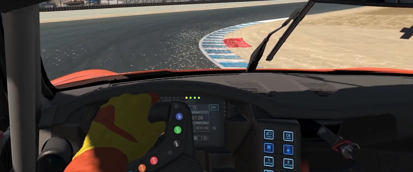 Laguna Seca 因为 Corkscrew 这类弯道而位列学习模拟赛车最好的赛道之一，画面中赛道越过红色香肠路肩向左下方落下。