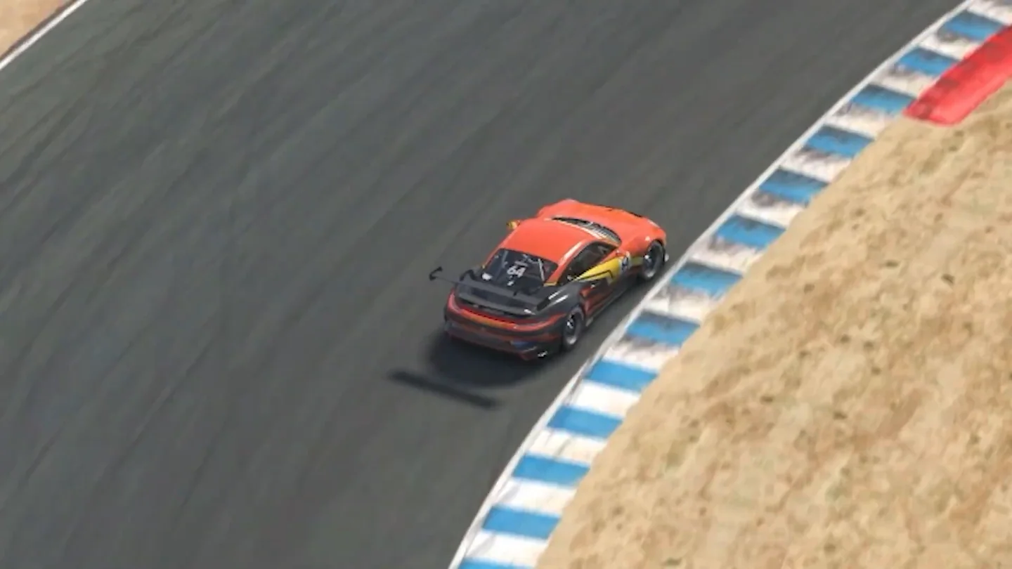 一台 Porsche Cup 赛车在 Laguna Seca 紧贴蓝白路肩，紧挨着的就是碎石区，红色香肠路肩在前方更远处。