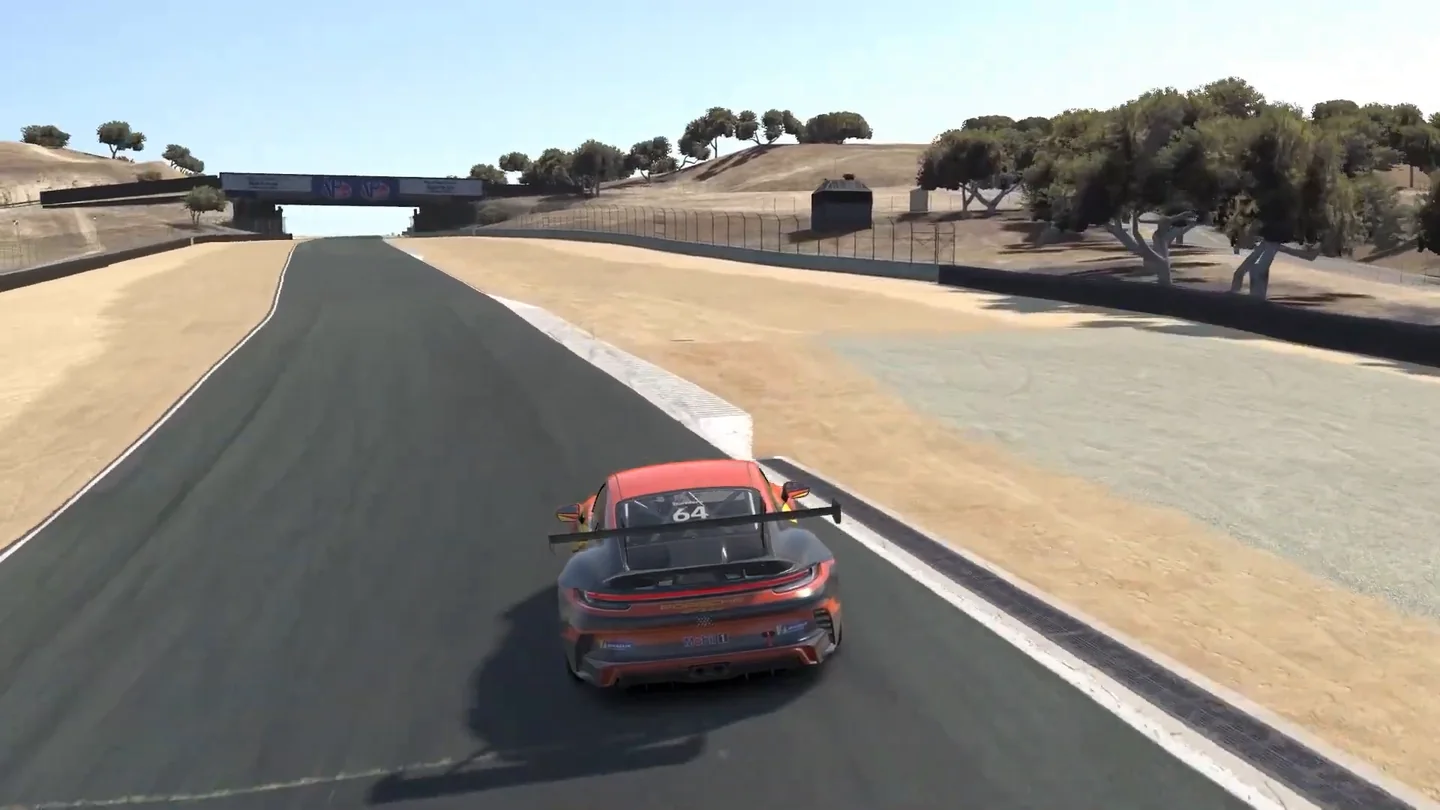 一台 Porsche 911 Cup 赛车在 Laguna Seca，这是学习模拟赛车最好的赛道之一，碎石区从白线处就开始了。