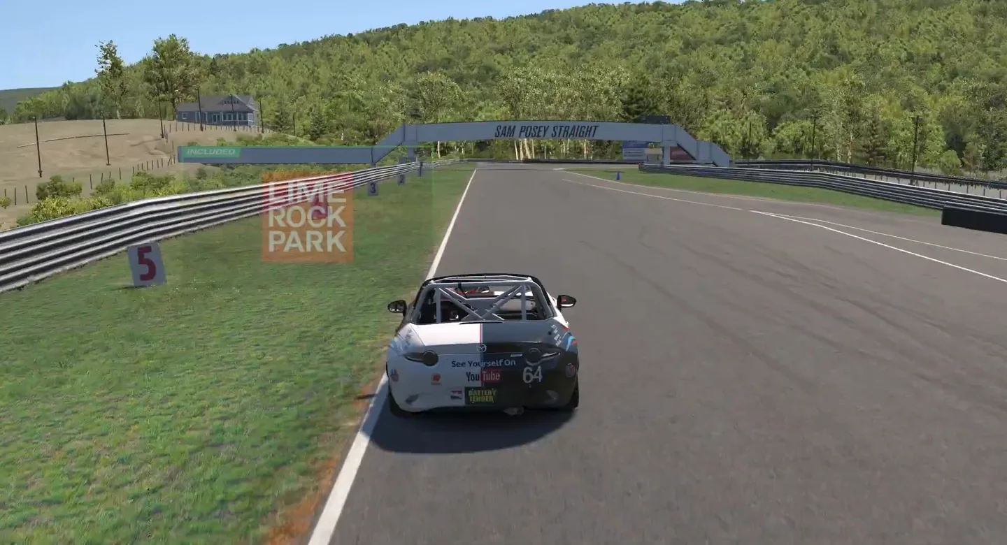 一台 Mazda MX-5 Cup 赛车在 Lime Rock Park 的 Sam Posey 直道上，这是学习模拟赛车最好的赛道之一。