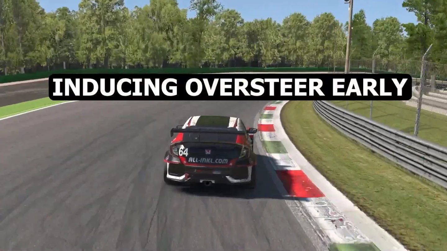 Monza 为这份学习模拟赛车最好的赛道清单收尾：一台 Honda Civic TCR 在三色路肩旁提早完成入弯车身转向。