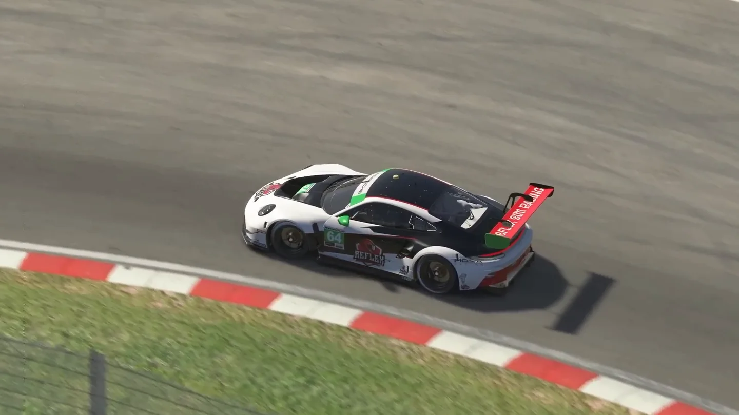 在模拟赛车中学新赛道时应该使用的外部回放镜头，画面中一台白色 Porsche GT3 位于赛道中央。