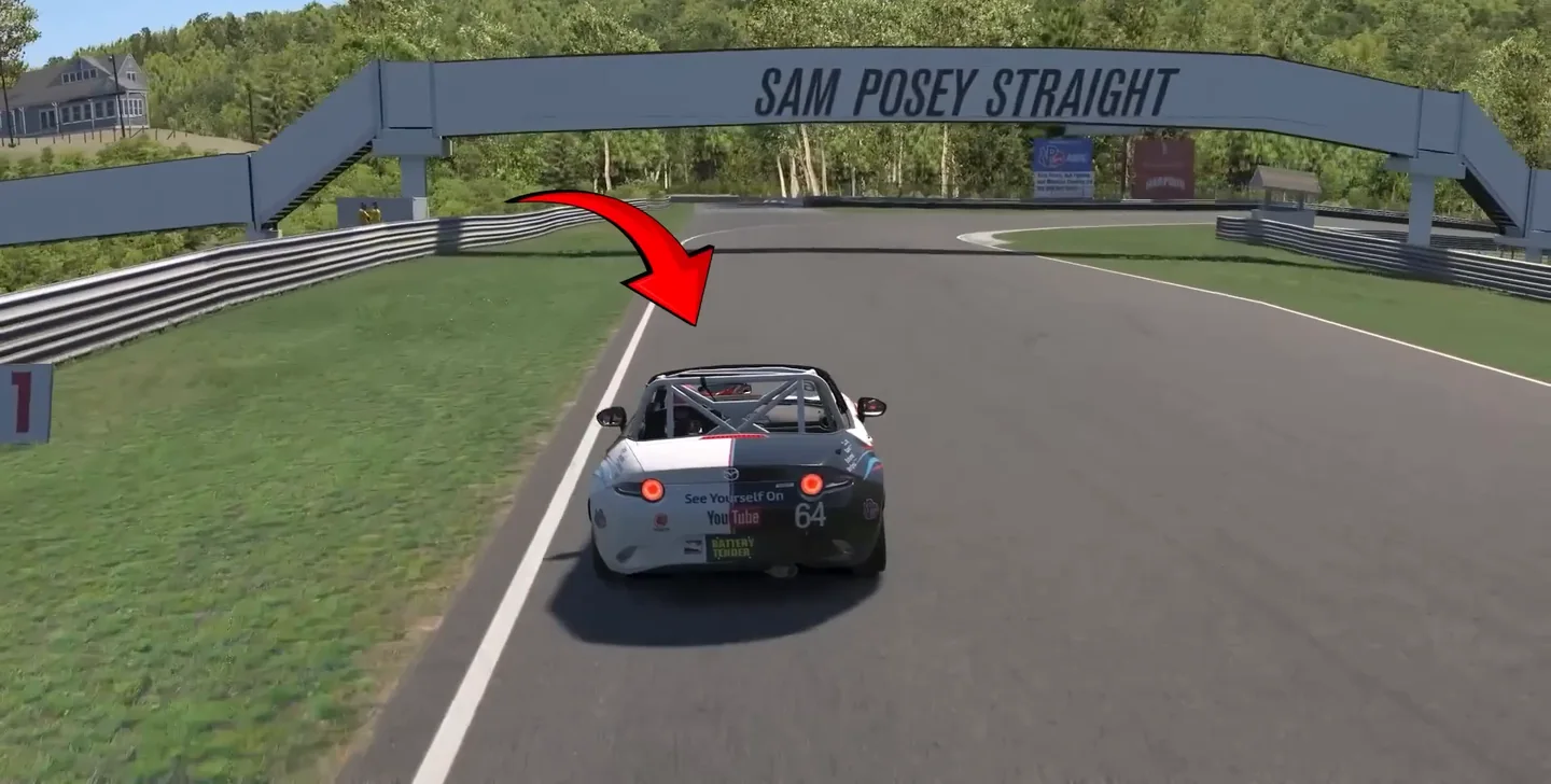 一台 MX-5 位于赛道外侧，一个红色箭头指向弯心，这是模拟赛车进步中的走线基础。